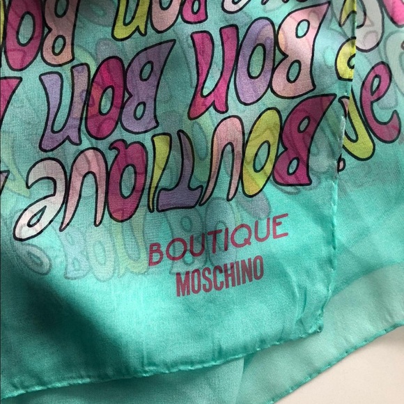 BNWT MOSCHINO scarf 100% silk - Picture 5 of 6
